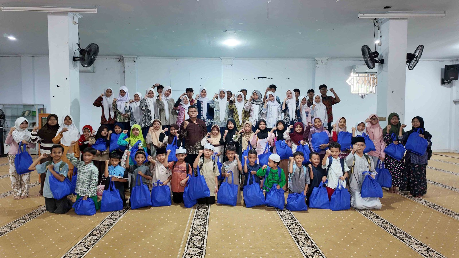 Siswa SMP Al Hasra Berbagi dalam Semarak Maulid Nabi Muhammad SAW