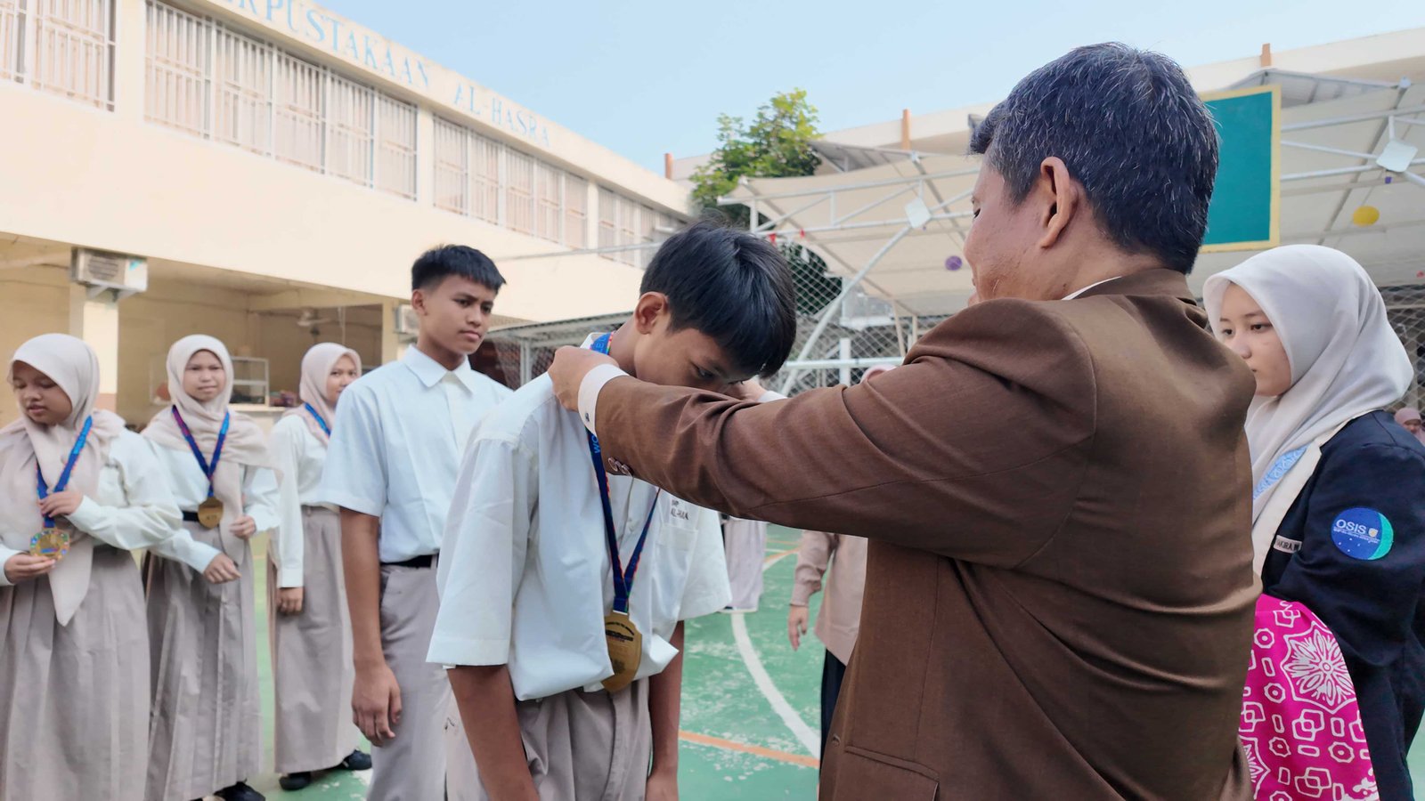 SMP Al Hasra Gelar Apel Pagi dan Penyematan Penghargaan bagi Peraih Prestasi Internasional WSDG 2026
